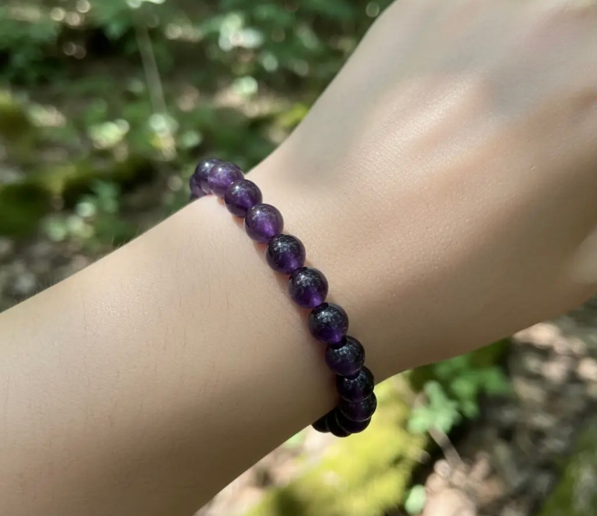 Bracelet en perles d'améthyste naturelle 8mm porté au poignet