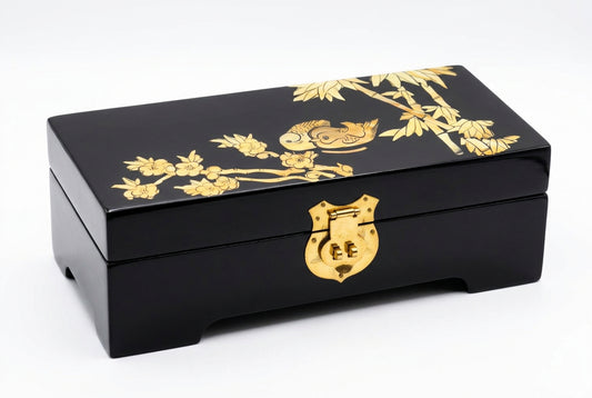 Boîte à bijoux chinoise noire fermée, ornée d’oiseaux, de fleurs et de bambou dorés.
