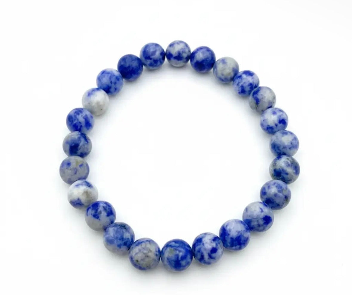 Bracelet en perles de sodalite naturelle 8mm sur fond blanc
