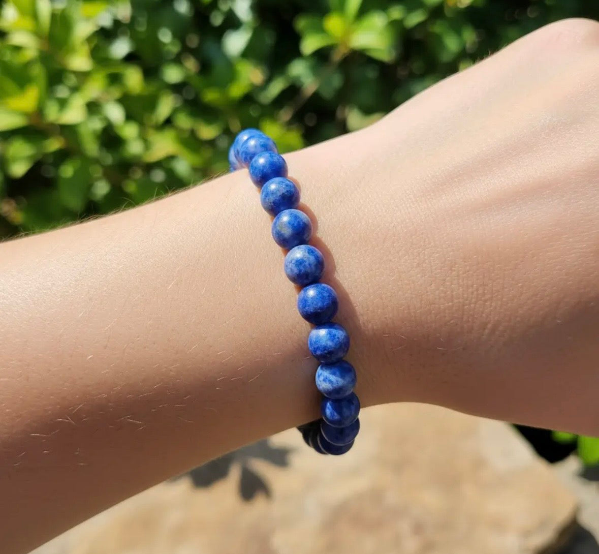 Bracelet sodalite naturelle 8mm porté au poignet