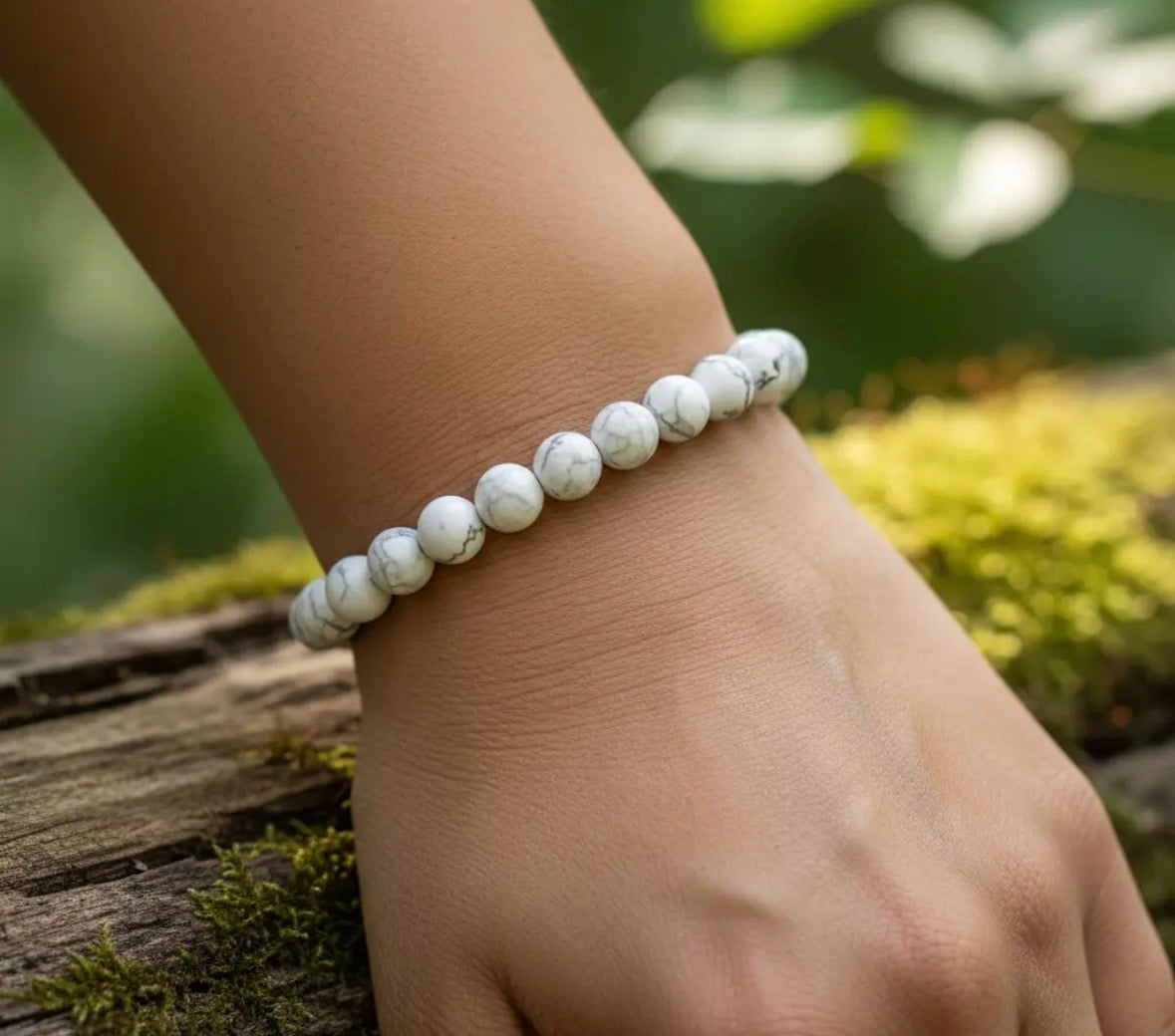 Bracelet Howlite naturelle 6mm porté au poignet
