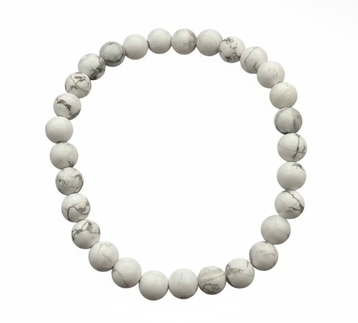 Bracelet en perles de Howlite naturelle 6mm sur fond blanc
