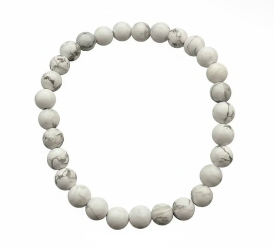 Bracelet en perles de Howlite naturelle 6mm sur fond blanc
