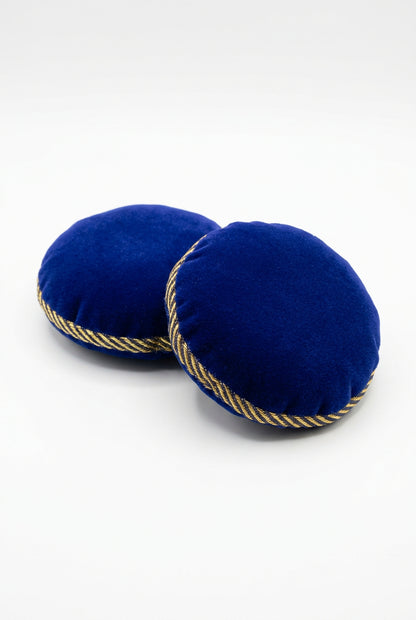 Deux coussins ronds violets en velours, bordés d’un galon doré, pour bol tibétain. 