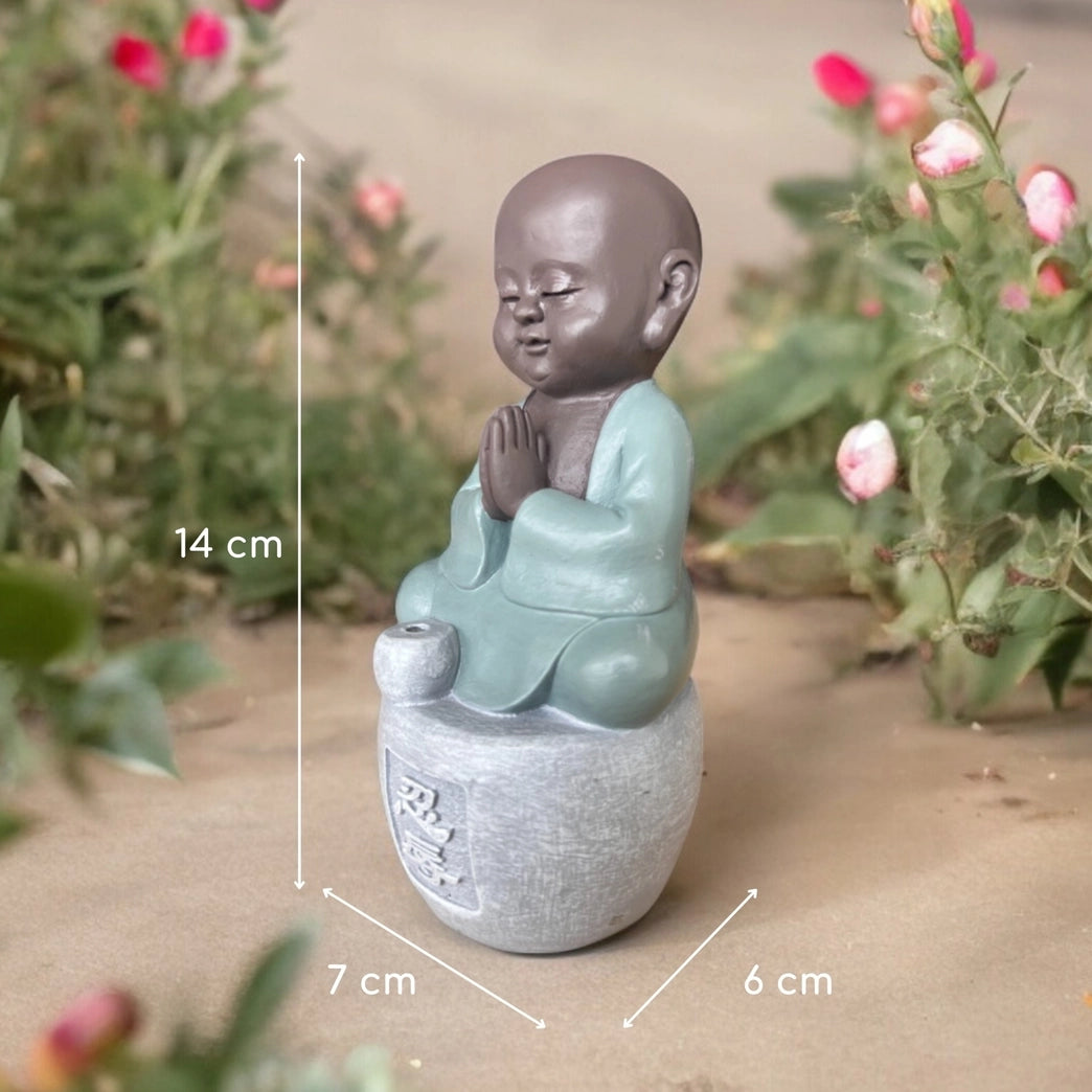 Figurine de petit moine assis, les mains jointes, avec dimensions indiquées : 14 × 7 × 6 cm.