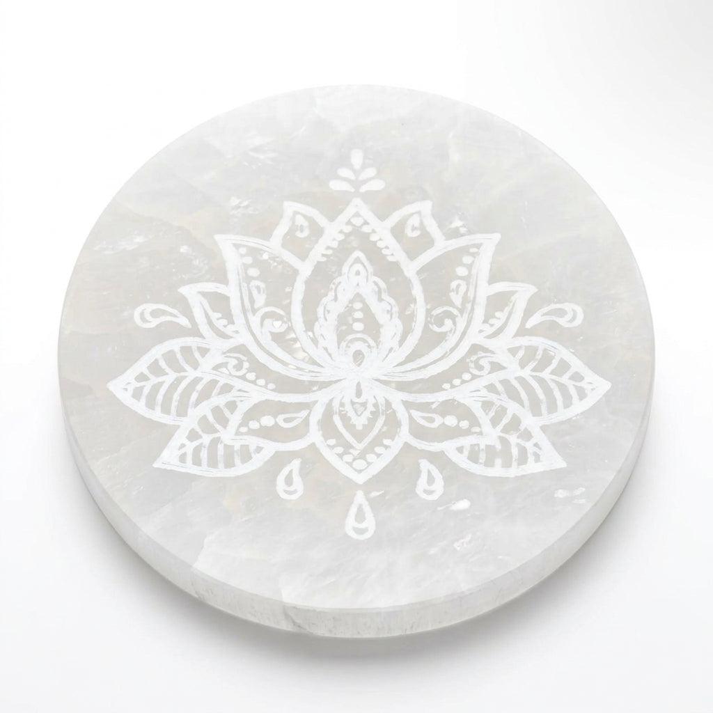Plaque ronde en sélénite vue de dessus, ornée d’une gravure de fleur de lotus aux détails décoratifs