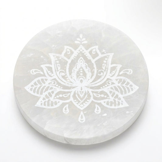 Plaque ronde en sélénite vue de dessus, ornée d’une gravure de fleur de lotus aux détails décoratifs