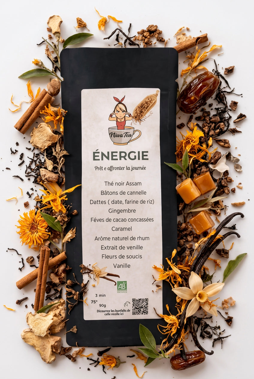 Sachet de thé noir Énergie entouré de thé, de fleurs, de morceaux de caramel et de gousses de vanille